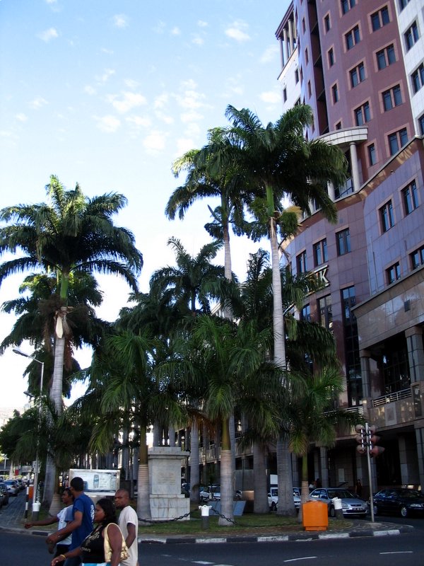 Port Louis - emlékmű és bank Port Louis - emlékmű és bank